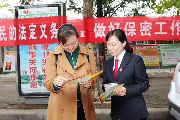 2图为10月9日上午，河南省方城县人民法院的公务员在宣传活动现场发放宣传资料。_conew1